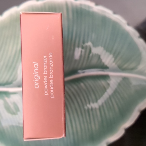 Powder Bronzer - Picture 2 of 3